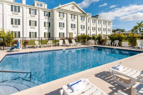 Interchange Square Hotel | Cozy Oceanfront Retreat at Quality Inn Palm Bay