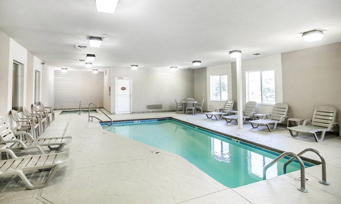 Parsons Hotel | Quality Inn: Family-Friendly Stay with Pool & Breakfast