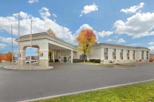 Payson Hotel | Pet-Friendly Getaway at Quality Inn Payson I-15 with Pool