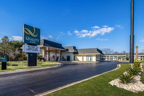 Perry Hotel | Explore Quality Inn Near National Fairgrounds, Pet-Friendly Stay