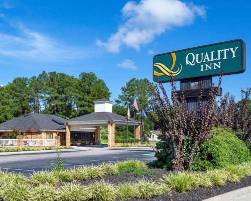 Southern Estates Hotel | Budget-Friendly Quality Inn Petersburg with Pool & Pets Welcome