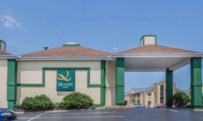 Port Clinton Hotel | Quality Inn: Oceanfront Retreat with Pool & Pet-Friendly Atmosphere
