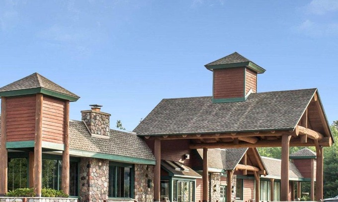 Rhinelander Hotel | Pet-Friendly Quality Inn with Oceanfront Views and Pool