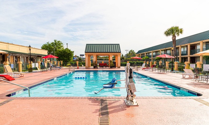Richmond Hill Hotel | Budget-Friendly Quality Inn Richmond Hill with Pool & Dining