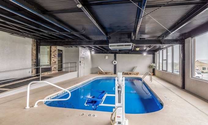 Rolla Hotel | Welcoming Quality Inn Rolla: Family-Friendly Amenities Await