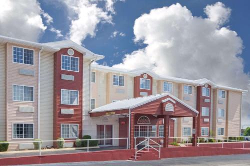 Sallisaw Hotel | Pet-Friendly Quality Inn: Your Ideal Family Getaway