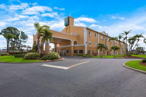 Sarasota Hotel | Convenient Quality Inn Sarasota I-75 with Family Amenities