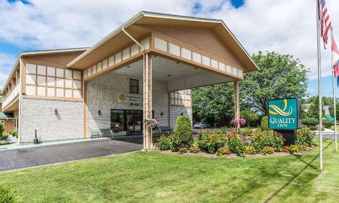Shelburne Hotel | Pet-Friendly Quality Inn Shelburne with Ocean Views