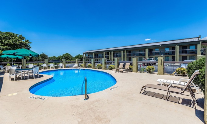 Simpsonville Hotel | Comfortable Quality Inn Simpsonville with Pool & Spa Access
