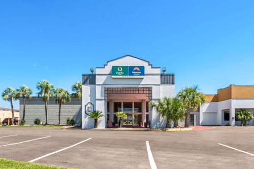 Slidell Hotel | Comfortable Quality Inn Slidell I-10 with Pool & Pet Friendly