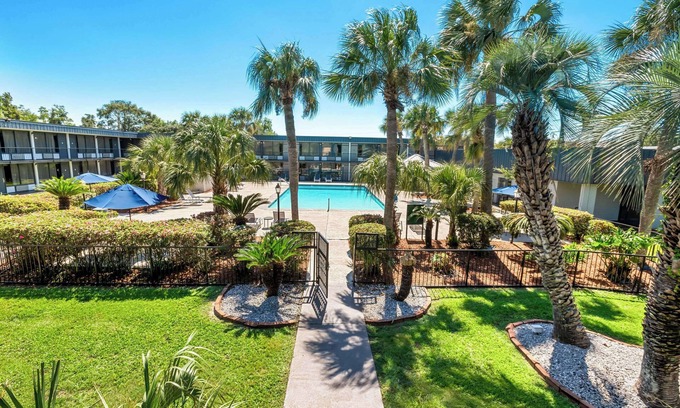 Slidell Hotel | Budget-Friendly Quality Inn Slidell I-10 with Pool & Breakfast