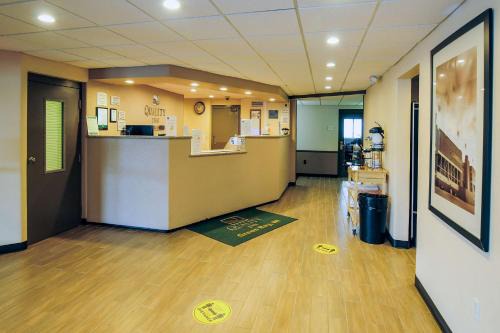 Green Bay Hotel | Ideal Quality Inn Stadium Area with Pool and Breakfast