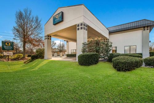 Aiken Hotel | Cozy Quality Inn & Suites: Pet-Friendly and Family-Ready