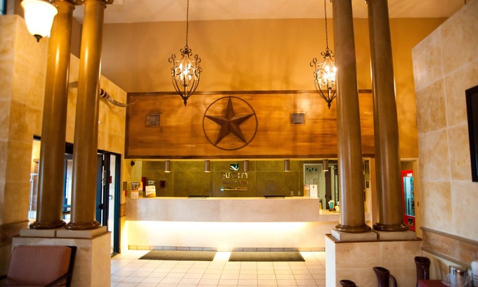 Del Valle Hotel | Convenient Quality Inn & Suites Near Airport with Breakfast
