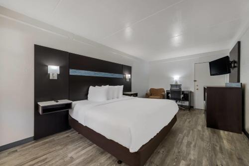 Toddville Road Hotel | Convenient Quality Inn & Suites Airport with Pool Access