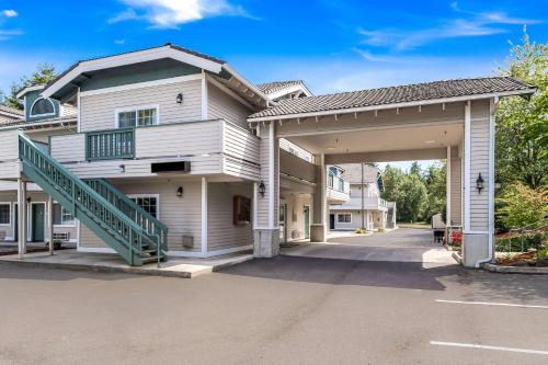 Bainbridge Island Hotel | Discover Quality Inn & Suites: Pet-Friendly Comfort Awaits