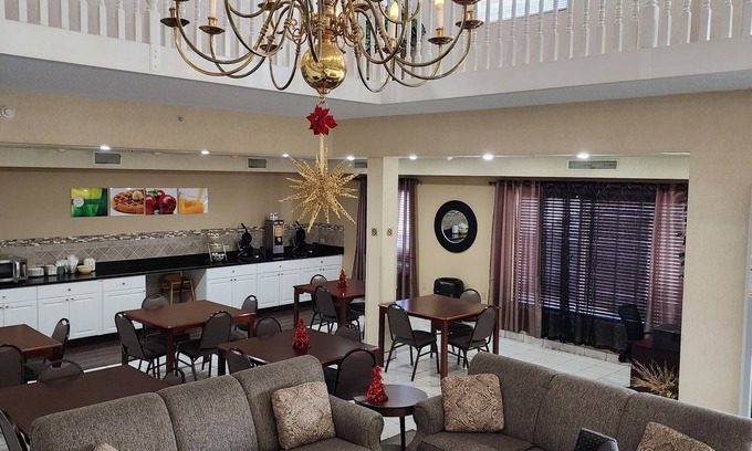 Bellville Hotel | Inviting Quality Inn & Suites Bellville - Mansfield Awaits You