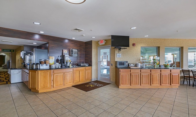 Belmont Hotel | Comfortable Quality Inn & Suites Belmont with Pool and Dining