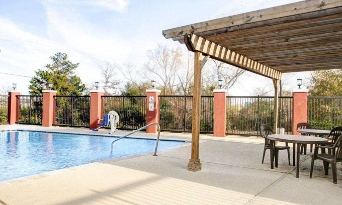Bryan Hotel | Discover Quality Inn & Suites Bryan - Family-Friendly Retreat