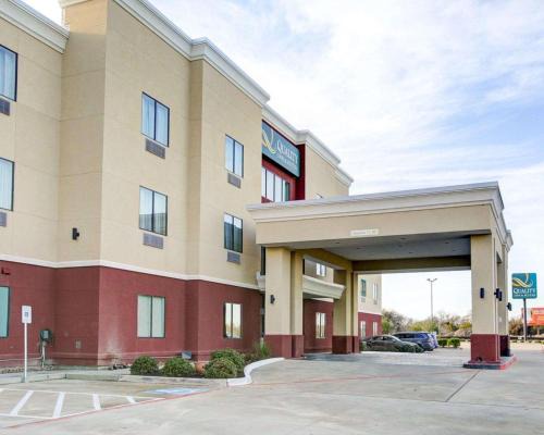Bryan Hotel | Budget-Friendly Quality Inn & Suites with Pool Access