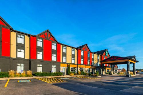 Petawawa Hotel | Pet-Friendly Quality Inn & Suites with Pool & Hot Tub