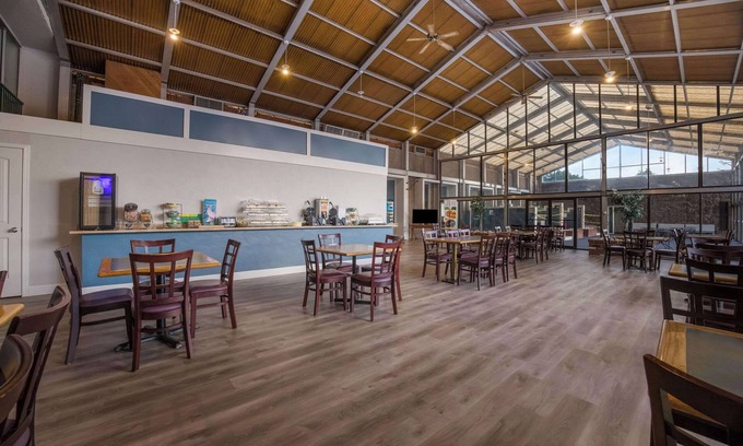 Canon City Hotel | Inviting Quality Inn & Suites in Canon City with Pool