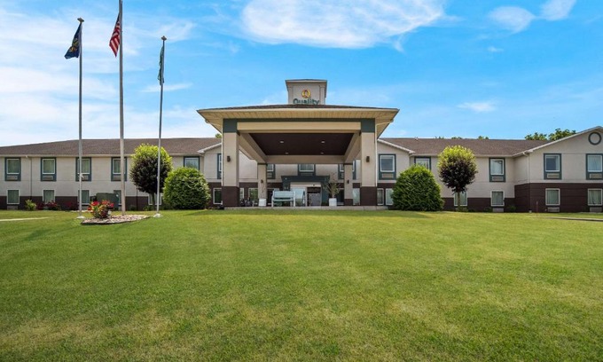 Scotland Hotel | Welcoming Quality Inn & Suites Chambersburg with Pool Access