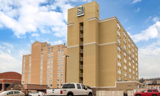 Charleston Hotel | Inviting Quality Inn & Suites: Family-Friendly with Pool