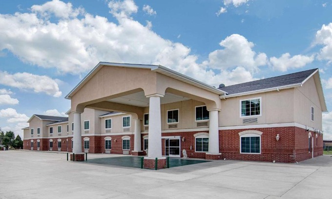 Clayton Hotel | Family-Friendly Quality Inn & Suites with Pet Amenities