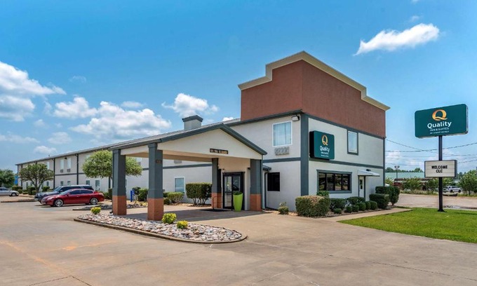 Demopolis Hotel | Comfortable Quality Inn & Suites with Child-Friendly Amenities