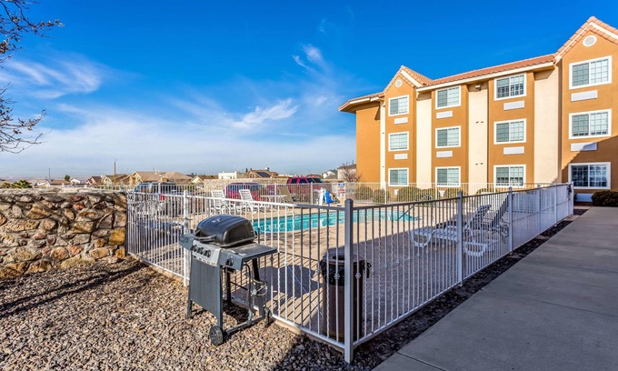 El Paso Hotel | Relax at Quality Inn & Suites El Paso I-10 with Spa & Pool