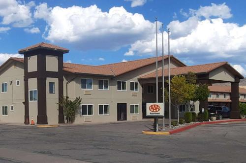 Grants Hotel | Pet-Friendly Quality Inn & Suites Grants with Pool Access