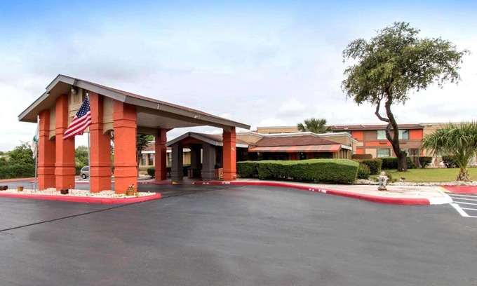 San Antonio Hotel | Relax at Quality Inn & Suites I-35 near Frost Bank Center