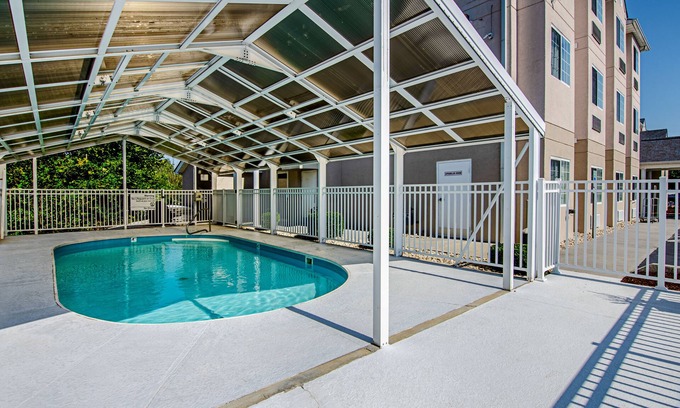 Bristol Hotel | Comfortable Quality Inn & Suites with Pool and Breakfast