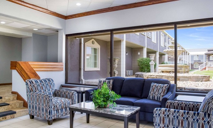 Independence Hotel | Discover Quality Inn & Suites Kansas City - Family-Friendly Stay