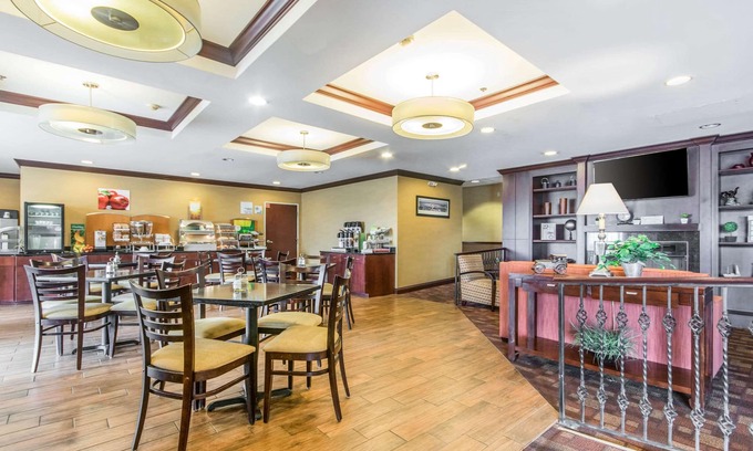 Greendale Hotel | Convenient Quality Inn & Suites with Pool and Breakfast