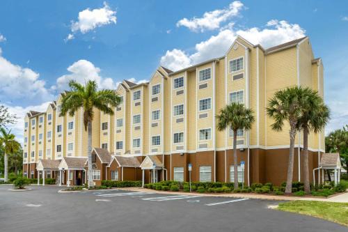 Lehigh Acres Hotel | Comfortable Quality Inn & Suites in Lehigh Acres, Florida