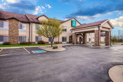 Lodi Hotel | Quality Inn & Suites: Pet-Friendly Retreat with Pool Access