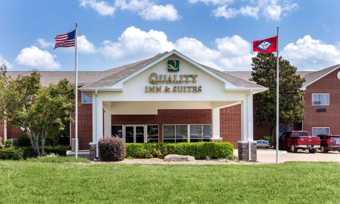 Mountain Home Hotel | Pet-Friendly Quality Inn & Suites with Ocean View Pool