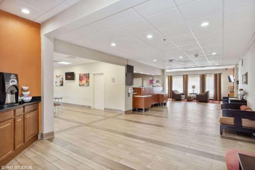 Star City Hotel | Pet-Friendly Quality Inn & Suites Morgantown - Enjoy Breakfast