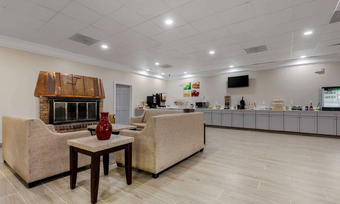 New Hartford Hotel | Convenient Quality Inn & Suites New Hartford - Family Friendly