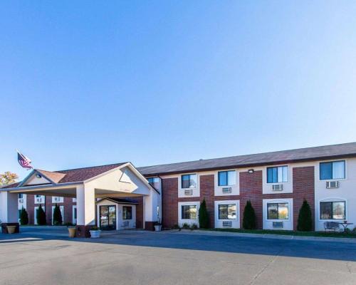 Ottumwa Hotel | Pet-Friendly Quality Inn & Suites with Pool Access