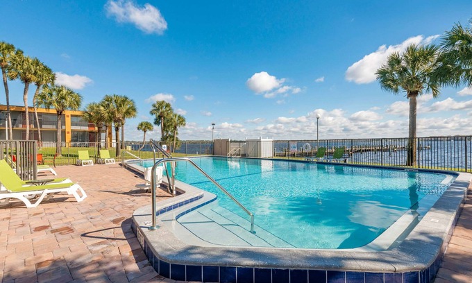 Palatka Hotel | Relax at Quality Inn & Suites Palatka Riverfront Retreat