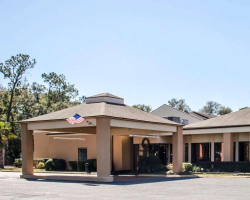 Northeast Pensacola Hotel | Cozy Quality Inn & Suites with Oceanfront Views