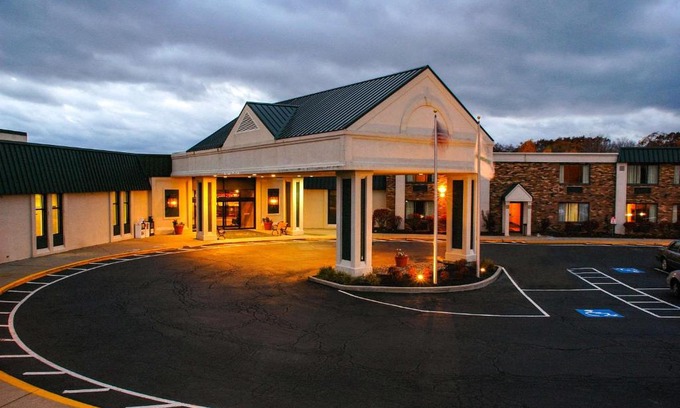 Richfield Hotel | Comfortable Quality Inn & Suites with Pool and Breakfast