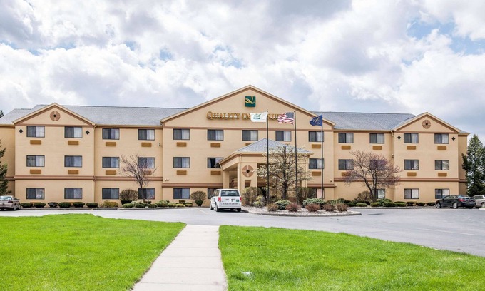 South Bend Hotel | Comfortable Quality Inn & Suites Near South Bend Airport
