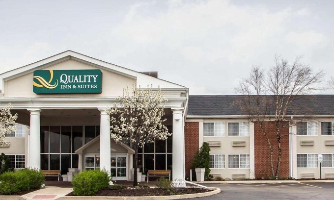 St. Charles Hotel | Pet Friendly Quality Inn & Suites St Charles with Pool