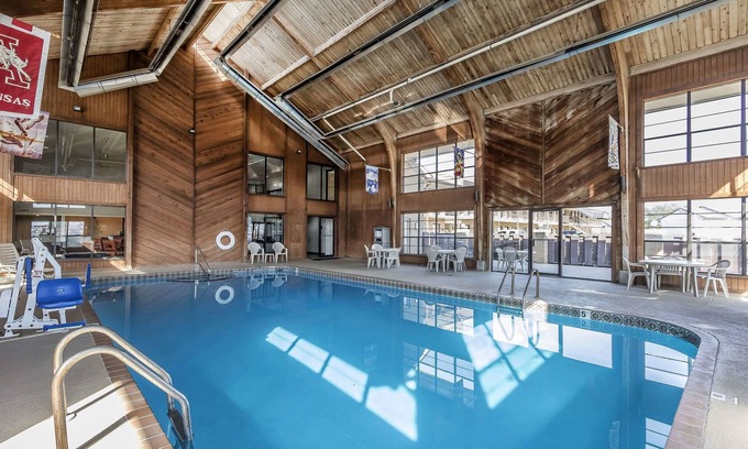 Stuttgart Hotel | Comfortable Quality Inn & Suites Stuttgart North with Pool