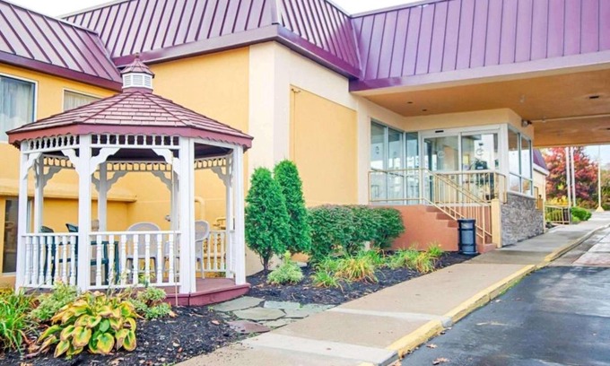 Lindbergh Lawns Hotel | Pet-Friendly Quality Inn & Suites at Syracuse Fairgrounds