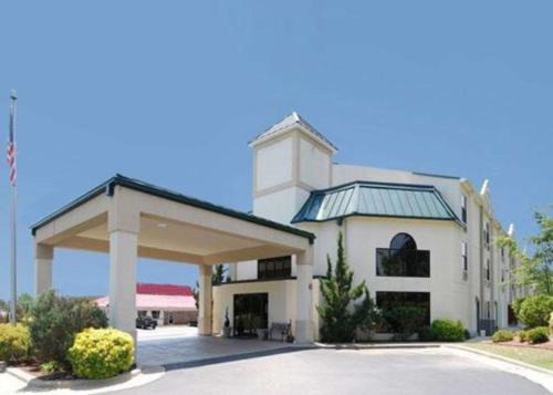 Tarboro Hotel | Convenient Quality Inn & Suites Tarboro with Pool & Hot Tub